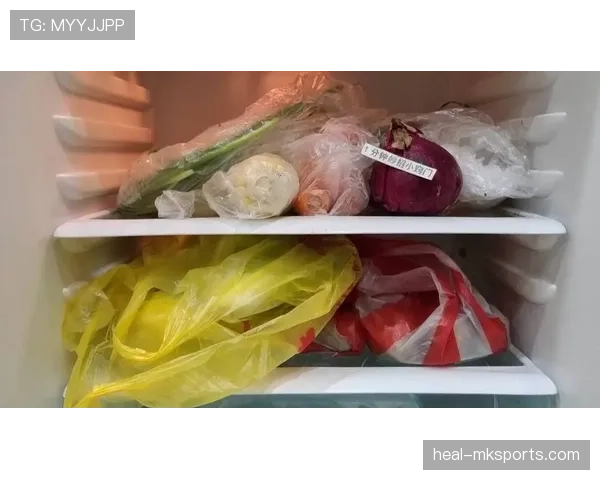 冯彦哲今天拎着奢牌袋子去买菜，隔壁大妈看了都懵了